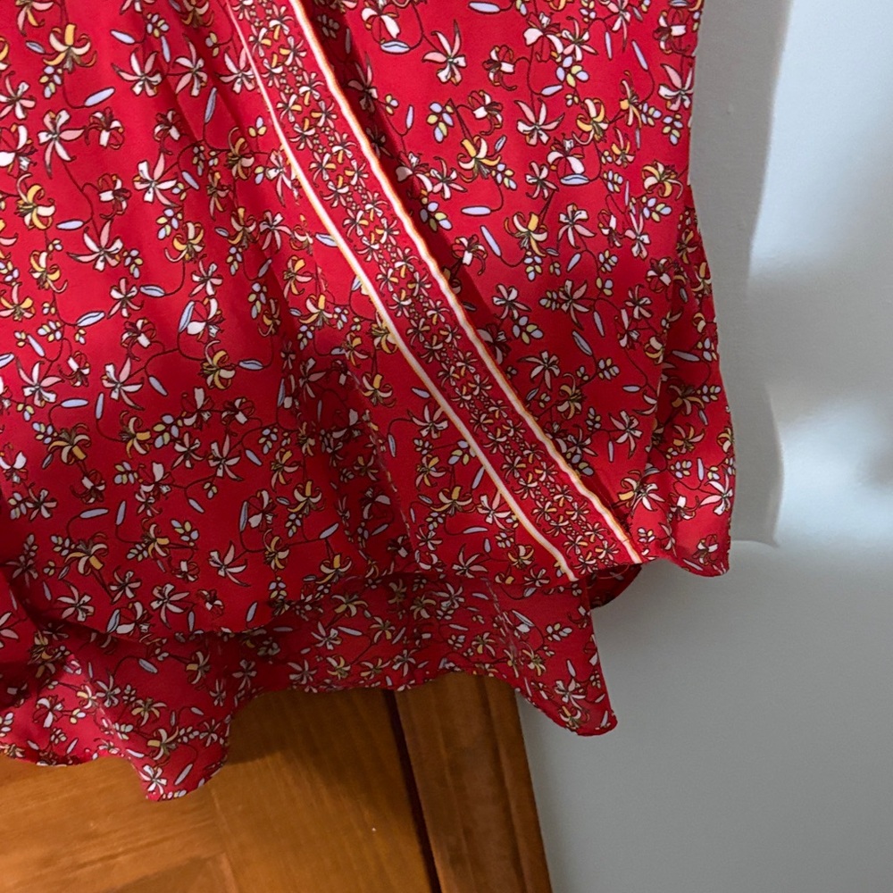 Floral Red Women's Top by Max Studio size not marked but looks L/XL nice top - Picture 2 of 7